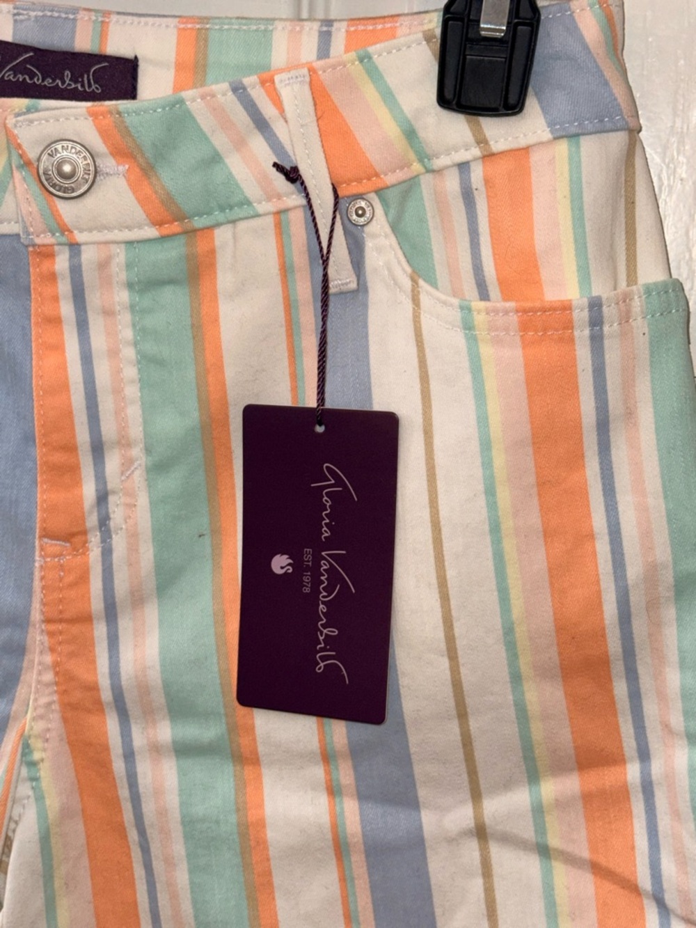 Gloria Vanderbilt Bermuda Shorts. Size 8 New. - Picture 2 of 6